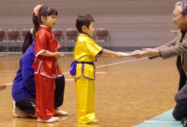 最年少者賞の表彰を受け笑顔をみせる田中選手と荒木選手