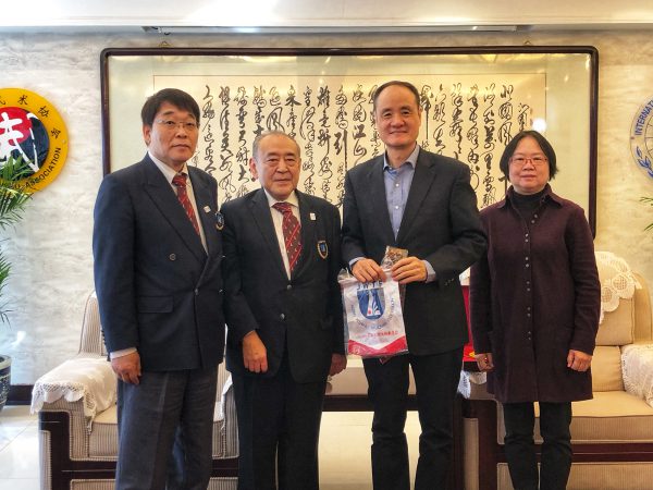 張秋平主席(国際武術連盟秘書長)らと