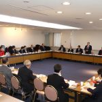 理事会開会にあたり挨拶する岡﨑温会長代行