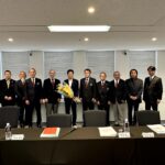 常務理事会にて加藤勝信会長を中心に