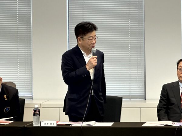 常務理事会で挨拶をされる加藤勝信会長