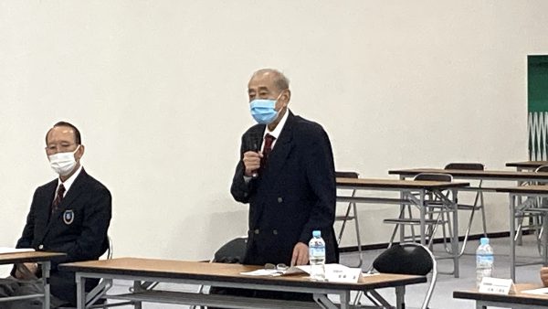 開会にあたり挨拶を述べる岡﨑会長代行