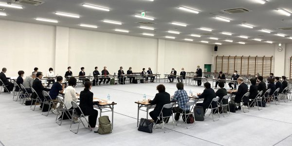 理事23人監事１人、正会員８名ほかが参席