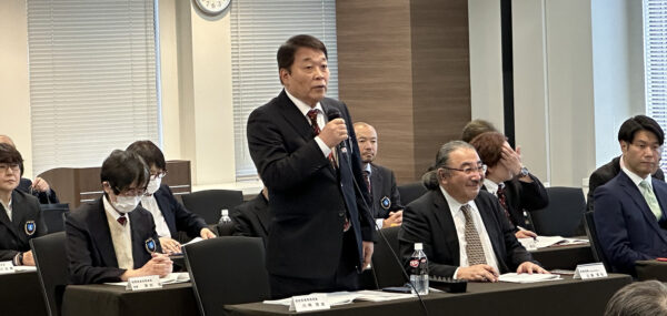 開会にあたり挨拶を述べる川﨑雅雄副会長