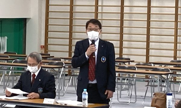 役員選任の提案をされる川﨑雅雄副会長兼専務理事