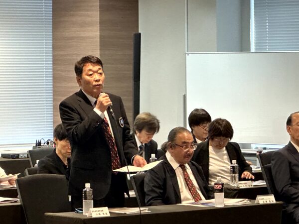 開会にあたり挨拶を述べる川﨑雅雄副会長