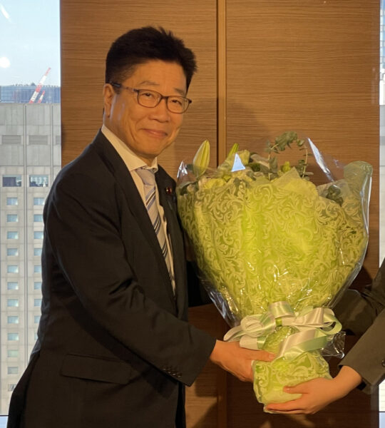 加盟団体からの花束を受け取る加藤勝信会長