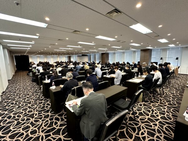 総会にはオブザーバー等含め約100人が集まった