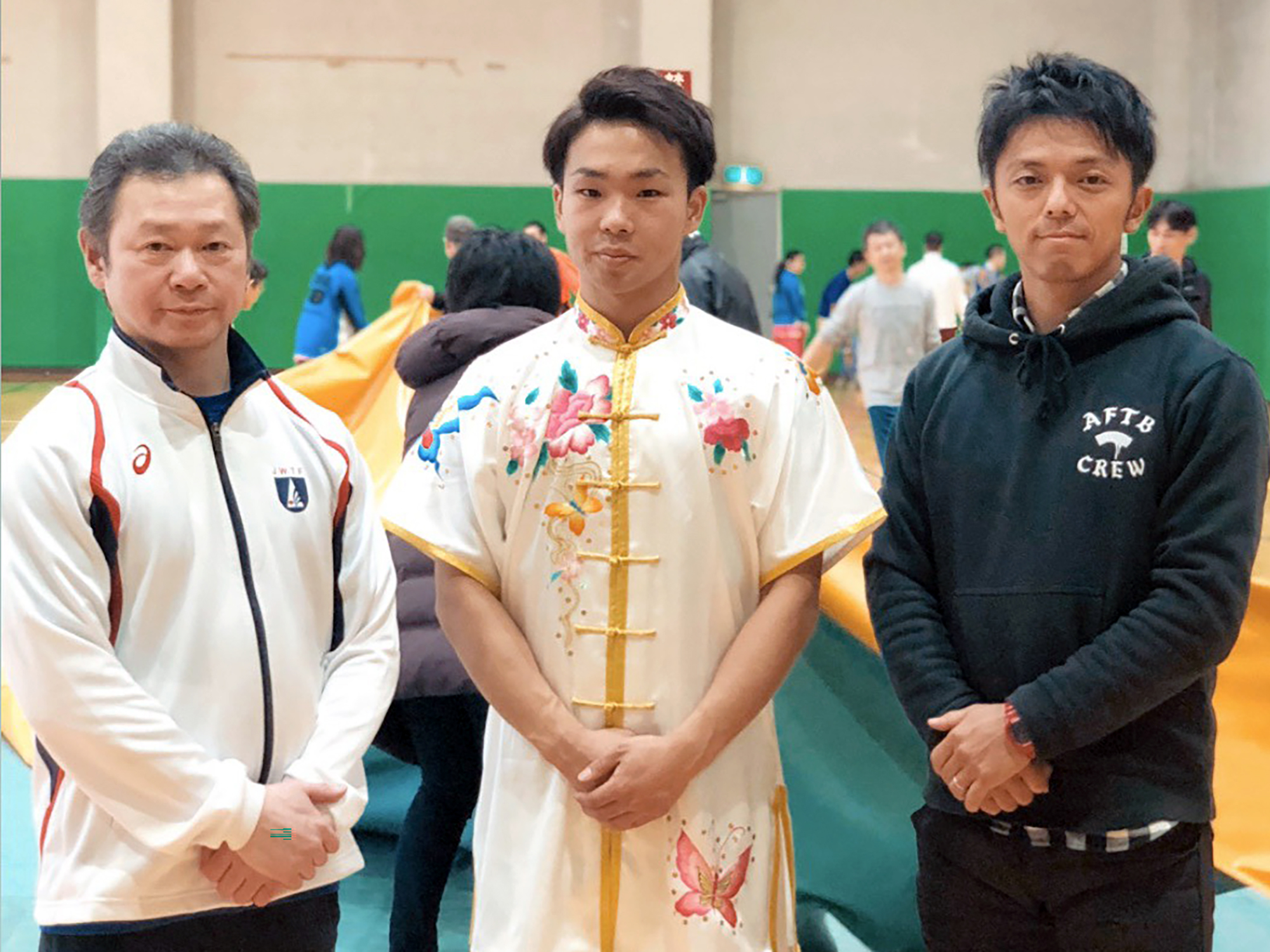 青藍拳社発表会にて三船英先生（左）と原田将司コーチ（右）と
