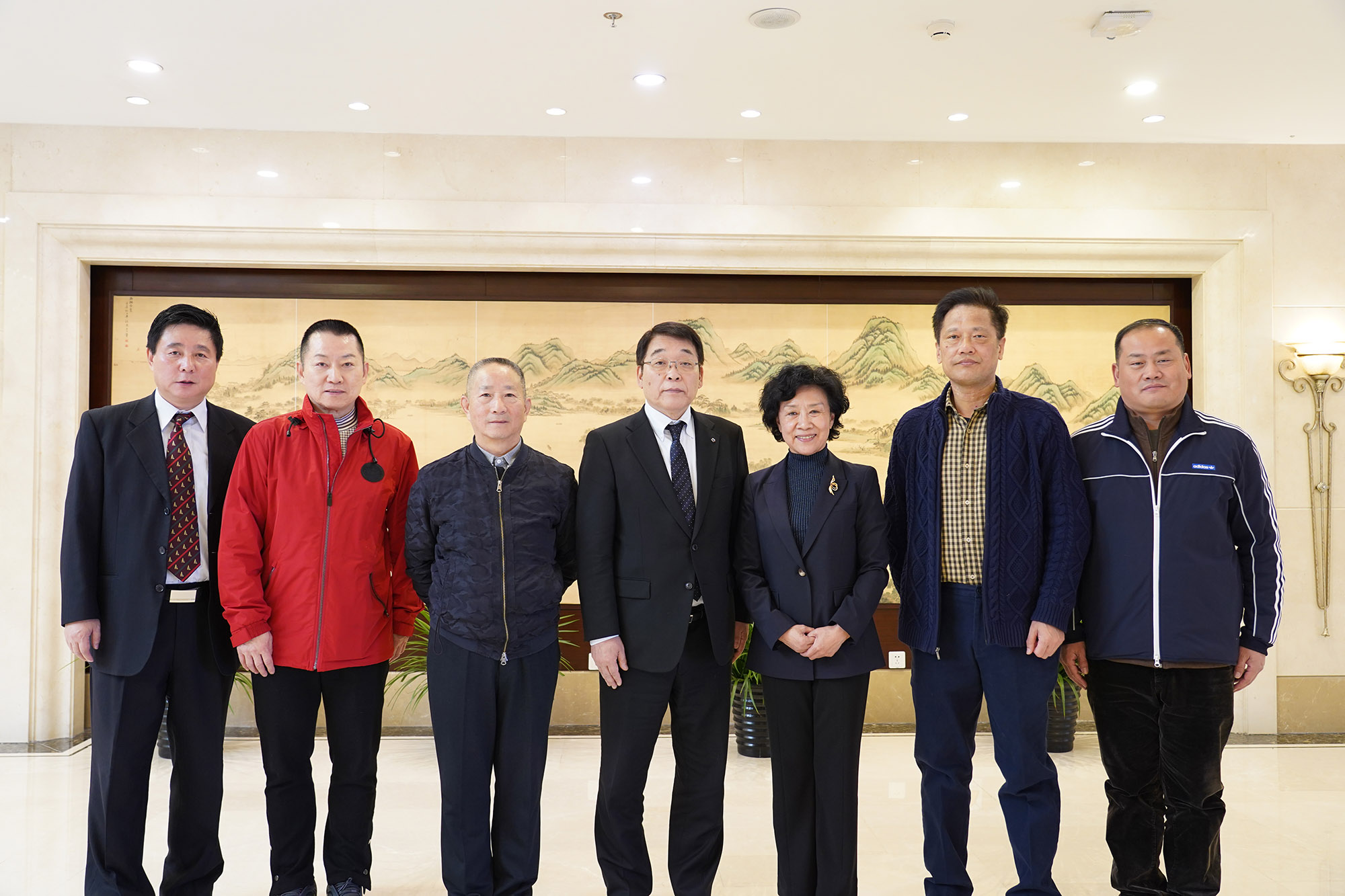 王其和太極拳協会・檀杏敏会長（写真右から３番目）らと