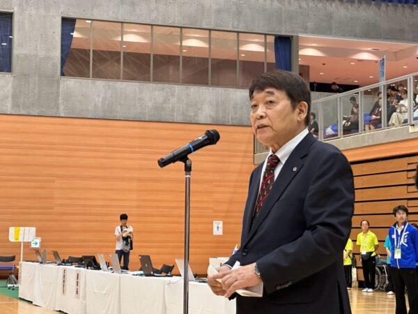 加藤勝信会長のご挨拶を川﨑雅雄副会長が代