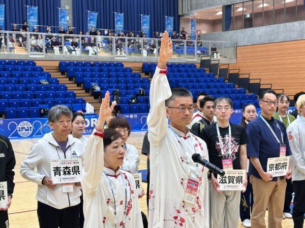 青森県代表の野呂剛司選手、西澤ななえ選手による選手宣誓