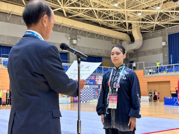 小檜山吉紀三沢市長より表彰を受ける寺岡瑠里選手(北海道)