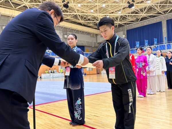 川﨑副会長より賞状を授与される田中駿志選手(愛知)
