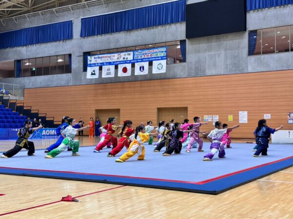 青森県連盟によるジュニア長拳のパフォーマンス