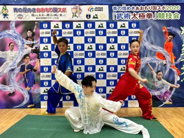 アトラクションを披露した原田将司コーチと村上僚選手、古川萌華選手(左から)