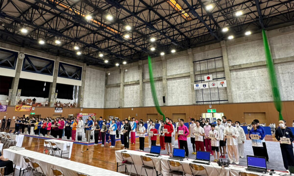 開会式では各都道府県代表選手と監督が並んだ