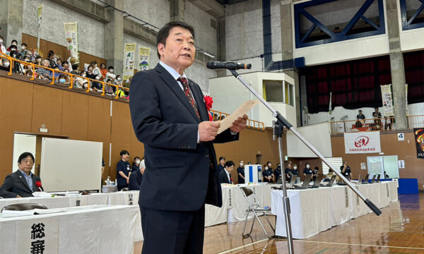 加藤勝信会長のご挨拶を川﨑雅雄副会長が代読