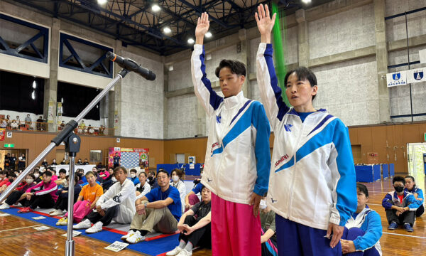 鹿児島県代表の別府美起子選手、年永結誓選手が選手宣誓