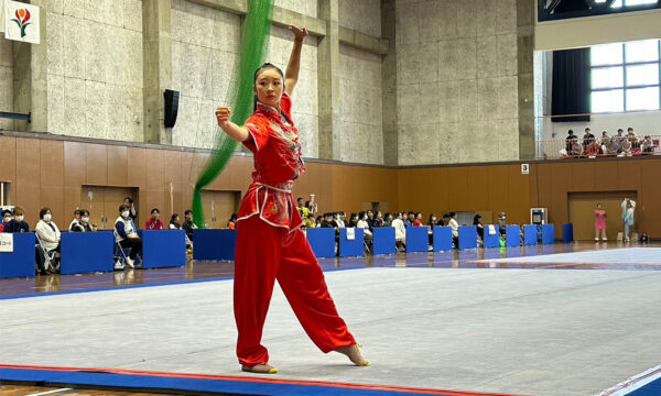 力強い演武を披露する少年女子長拳