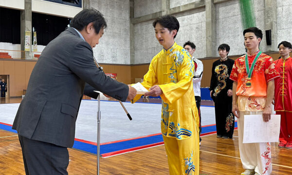 五位塚市長より賞状を授与される村上僚選手（東京）