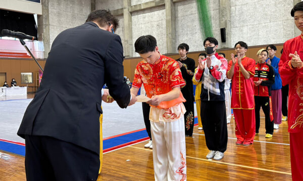 川﨑副会長より賞状を授与される中田琉月選手（大阪）