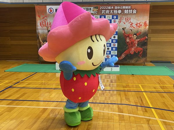 鹿沼市キャラクター「ベリーちゃん」も来場