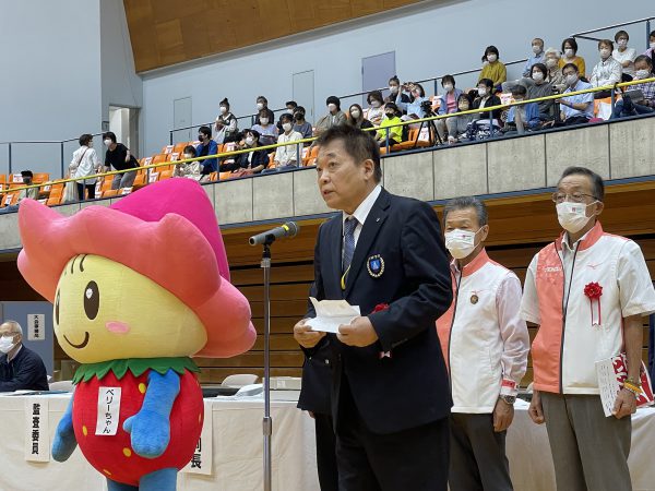 加藤勝信会長のご挨拶を川﨑雅雄副会長が代読