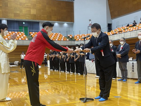 川﨑副会長より賞状を授与される高龍大選手（大阪）