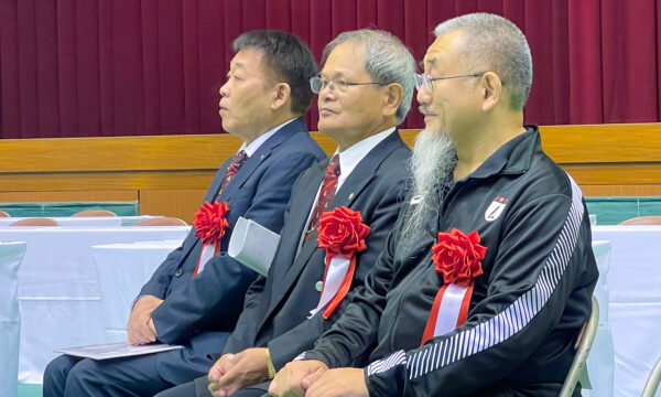 開会式に参加する川﨑雅雄副会長、西村誠志常務理事、谷川大常務理事（写真左から）