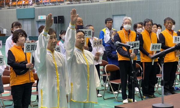 選手宣誓を行う愛媛県代表選手
