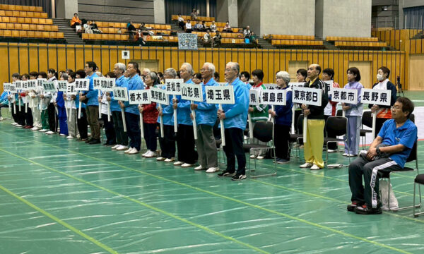 開会式にて厳かな雰囲気の中立ち並ぶ選手たち