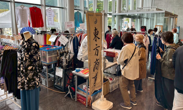 会場内出店ブースも賑わいをみせた