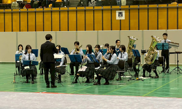 益田清風高校吹奏楽部の演奏に会場は盛り上がる