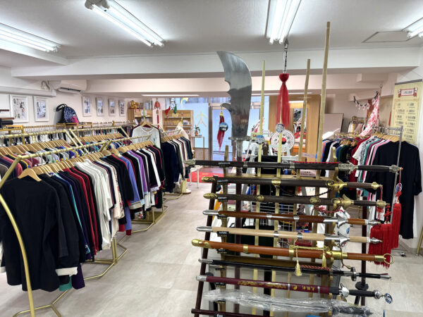 お店には各種武術太極拳グッズがずらり