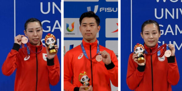 メダルを獲得し喜びの顔をみせる３選手