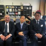 二階俊博日本連盟名誉会長と。二階名誉会長（中央）、川﨑専務理事（右）、近藤理事（左）