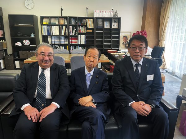 二階俊博日本連盟名誉会長と。二階名誉会長（中央）、川﨑専務理事（右）、近藤理事（左）