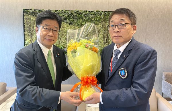 川﨑副会長兼専務理事より花束が手渡された