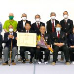 岡﨑会長代行を中心に役員で記念撮影