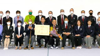 第116回理事会にて、岡﨑温会長代行の叙勲伝達式を執り行う | 公益社団