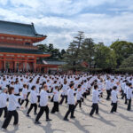 秋空の下、北京アジア大会の曲に合わせて演武