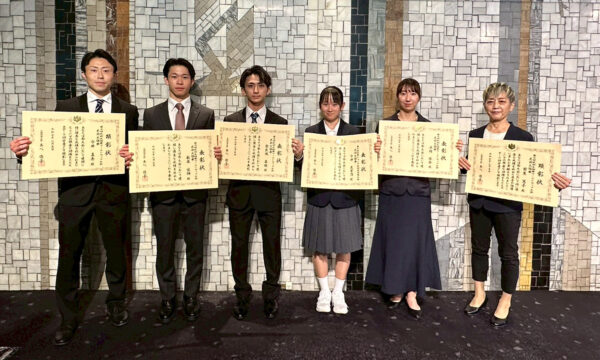 左から今井真秀選手、藪本佳輝選手、安良城基睦選手、今井友里乃選手、池内佳奈選手、前東篤子コーチ