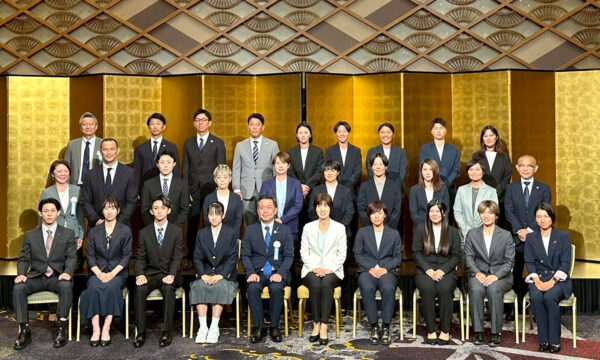 金城政務官らとともに記念撮影（国際競技大会優秀者表彰）