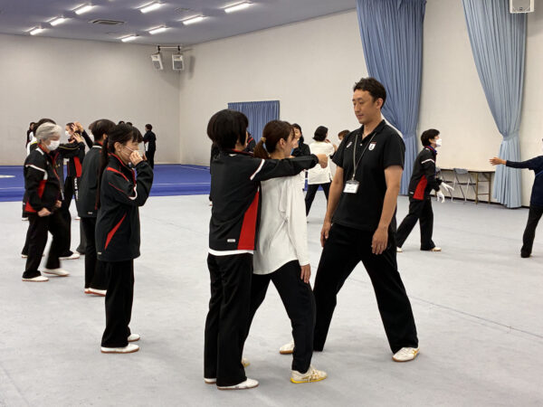常任講師が新任日本連盟講師に熱心に指導する様子