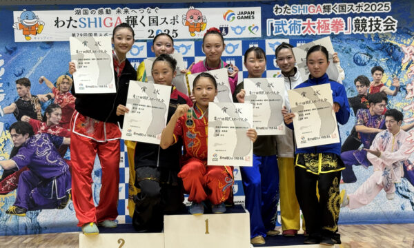 表彰台にて喜びを分かち合う少年女子国際第一套路長拳の入賞者たち