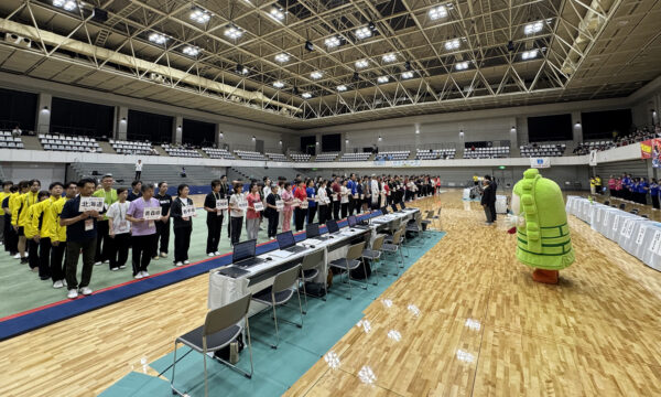 開会式にて、全国の代表選手・監督が並び立つ荘厳なひととき
