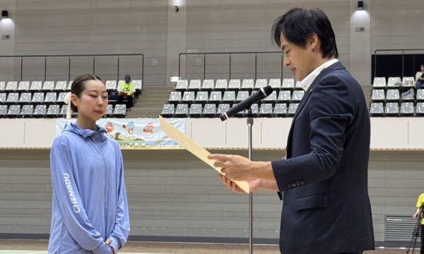 櫻本市長より賞状を授与される庄司理瀬選手（秋田）