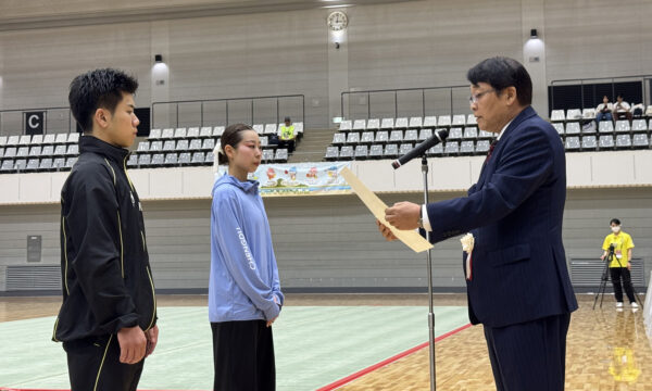 川﨑副会長より賞状を授与される田中駿志選手（愛知）