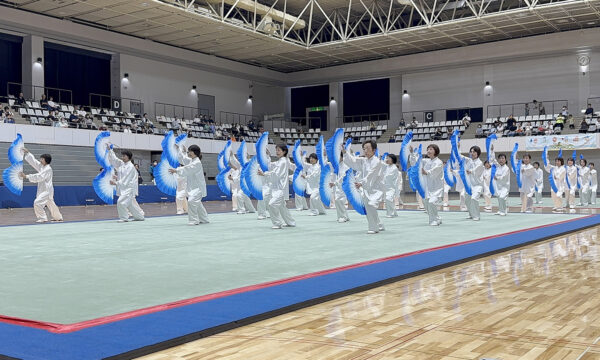 滋賀県連盟チームによる24式太極双扇の集団演武